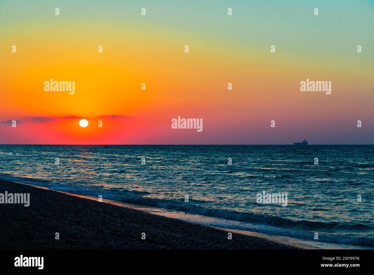 Colori arcobaleno del tramonto più bello a Ialysos Beach sull'isola di Rodi Grecia. Foto Stock