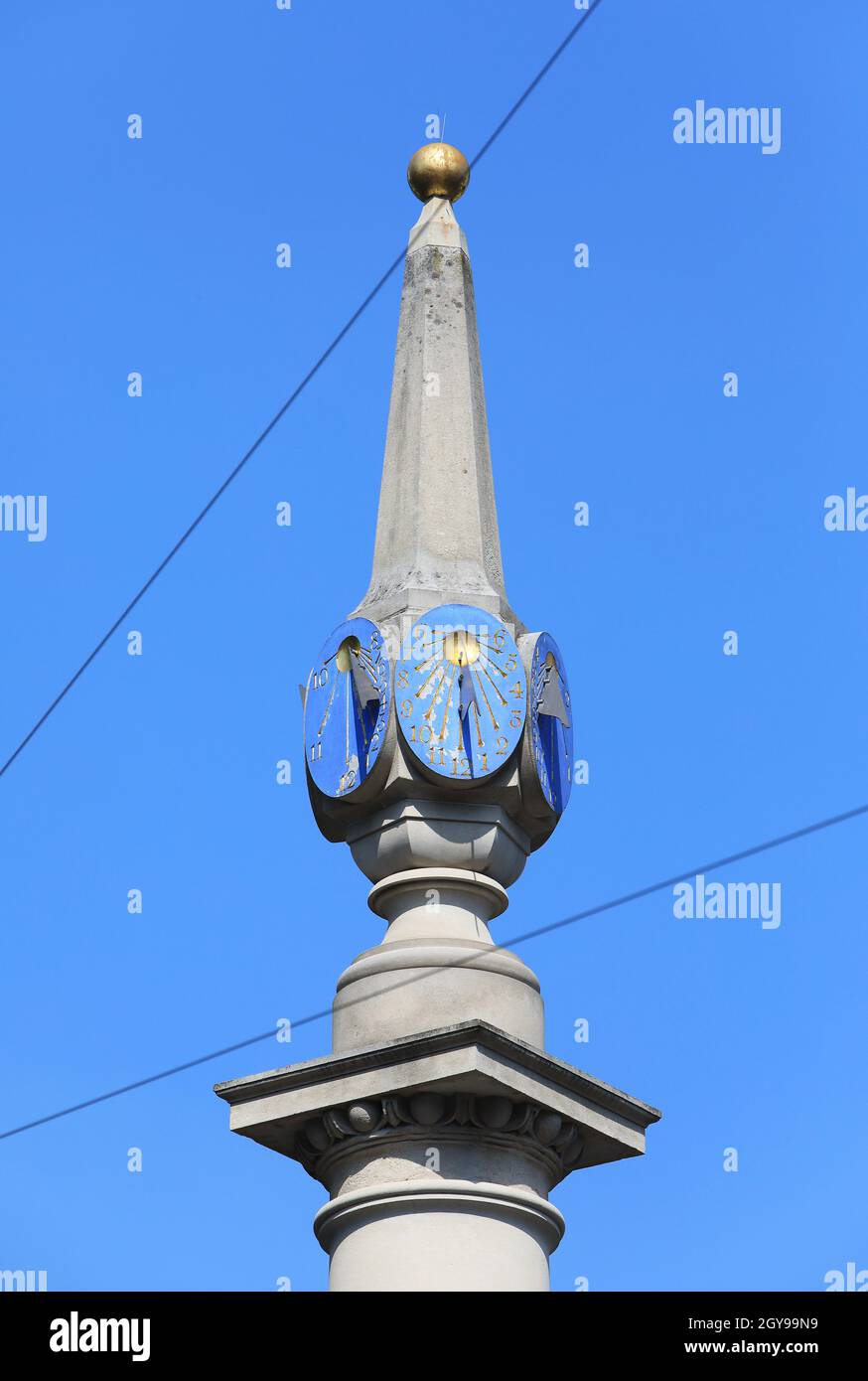 Il Sundial Pillar, ricostruzione dell'originale, nel cuore della storica area commerciale Seven Dials, nel centro di Londra, Regno Unito Foto Stock