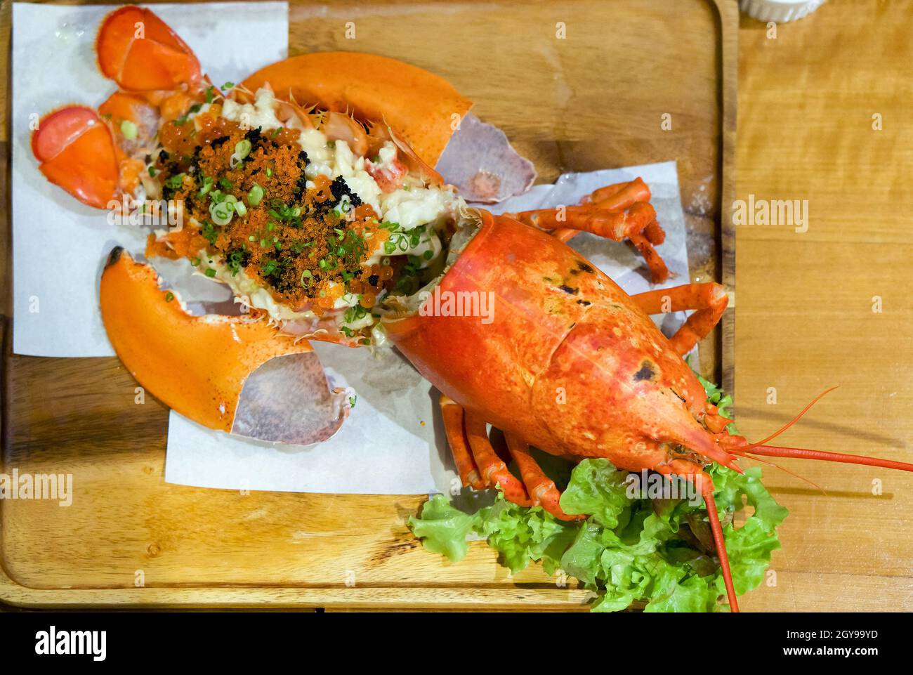 Cremoso Lobster Thermidor, che solleva i sapori della carne di aragosta con brandy e formaggio gratinato. Aggiunto tobiko, Ikura roe, salsa di soia e wasabi. Giappone Foto Stock