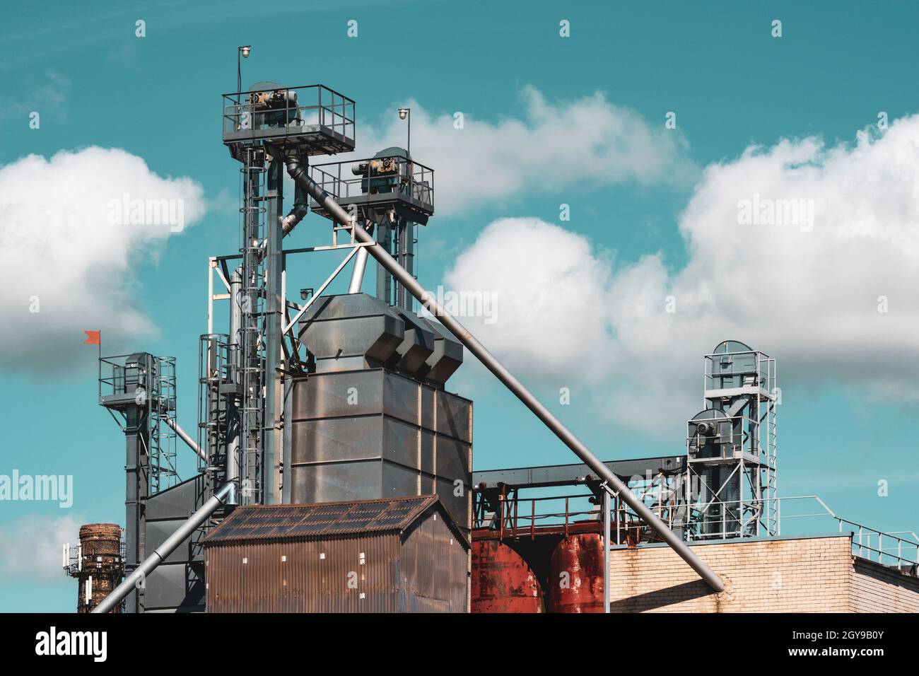 Moderno ascensore granaio. Silos d'argento su impianti di agro-trasformazione e di fabbricazione per la trasformazione essiccazione pulizia e stoccaggio di prodotti agricoli; Foto Stock