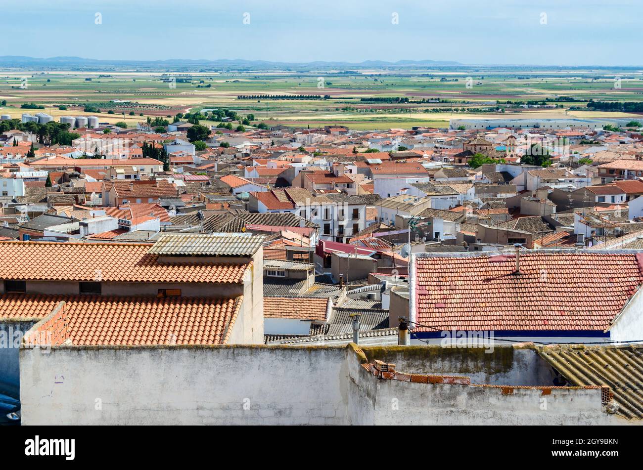 Vista di campo de Crippana, un villaggio di Castilla la Mancha, Spagna, famoso per i suoi mulini a vento sulla strada Don Chisciotte Foto Stock