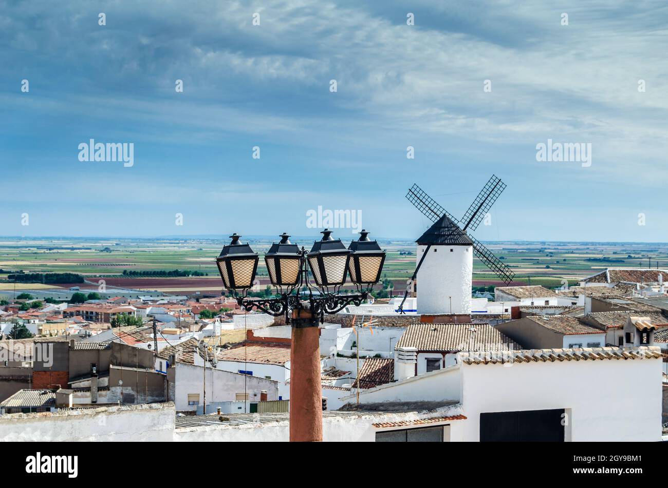 Vista di campo de Crippana, un villaggio di Castilla la Mancha, Spagna, famoso per i suoi mulini a vento sulla strada Don Chisciotte Foto Stock