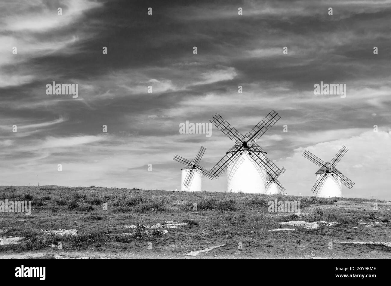 Tipico mulino a vento di campo de Crippana, in Spagna, sulla via Don Chisciotte, basato su un carattere letterario, si riferisce al percorso seguito dal protagonista Foto Stock