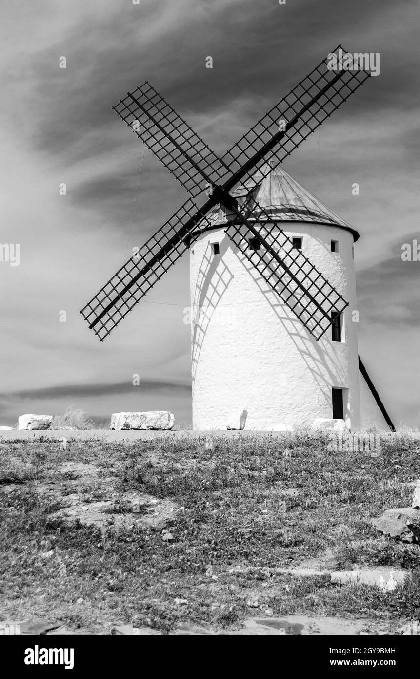 Tipico mulino a vento di campo de Crippana, in Spagna, sulla via Don Chisciotte, basato su un carattere letterario, si riferisce al percorso seguito dal protagonista Foto Stock