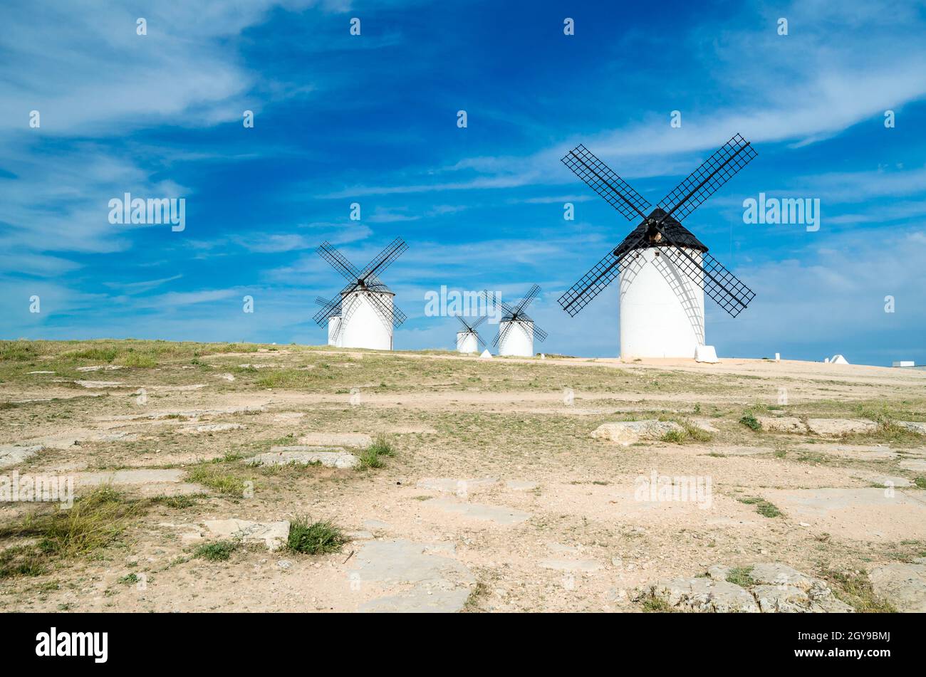 Mulini a vento in campo de Crippana, Spagna, sulla Via Don Chisciotte, basata su un carattere letterario, si riferisce al percorso seguito dal protagonista del Foto Stock
