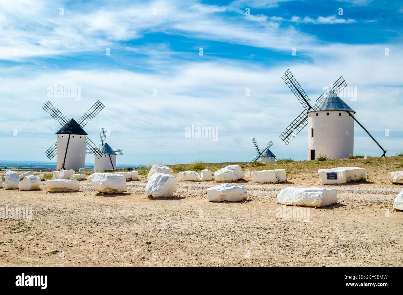 Mulini a vento in campo de Crippana, Spagna, sulla Via Don Chisciotte, basata su un carattere letterario, si riferisce al percorso seguito dal protagonista del Foto Stock