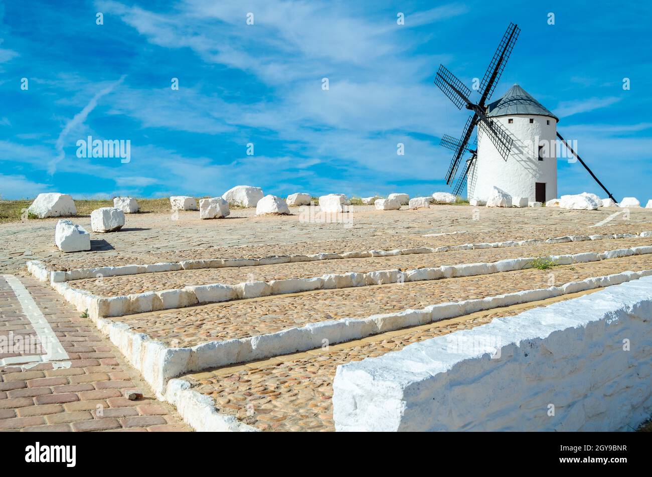 Mulini a vento in campo de Crippana, Spagna, sulla Via Don Chisciotte, basata su un carattere letterario, si riferisce al percorso seguito dal protagonista del Foto Stock