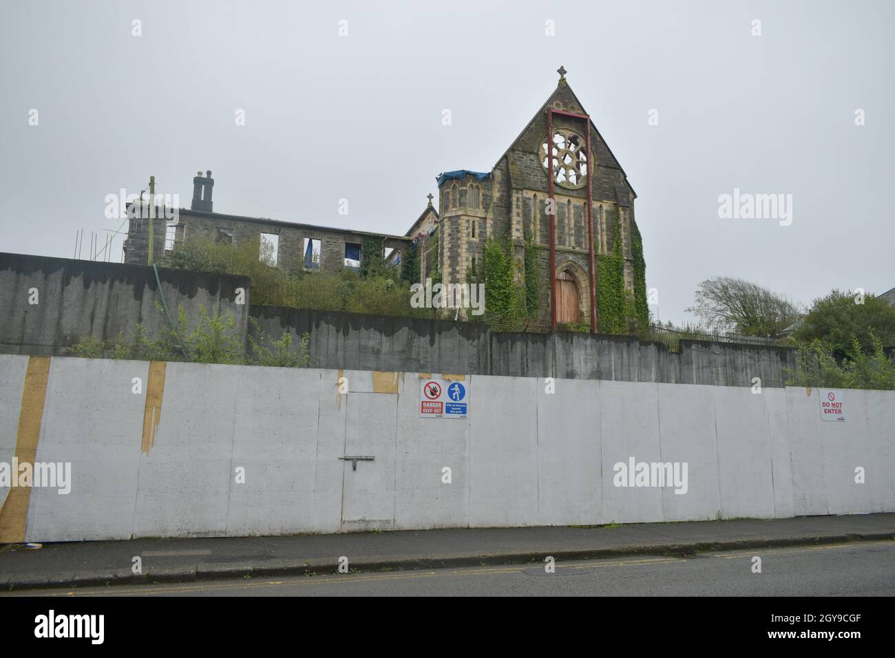 Skibbereen, West Cork, Irlanda. 6 ottobre 2021. È passato un anno da quando il Convento della Misericordia di Skibbereen ha bruciato. Credit: Karlis Dzjamko/Alamy Live News Foto Stock