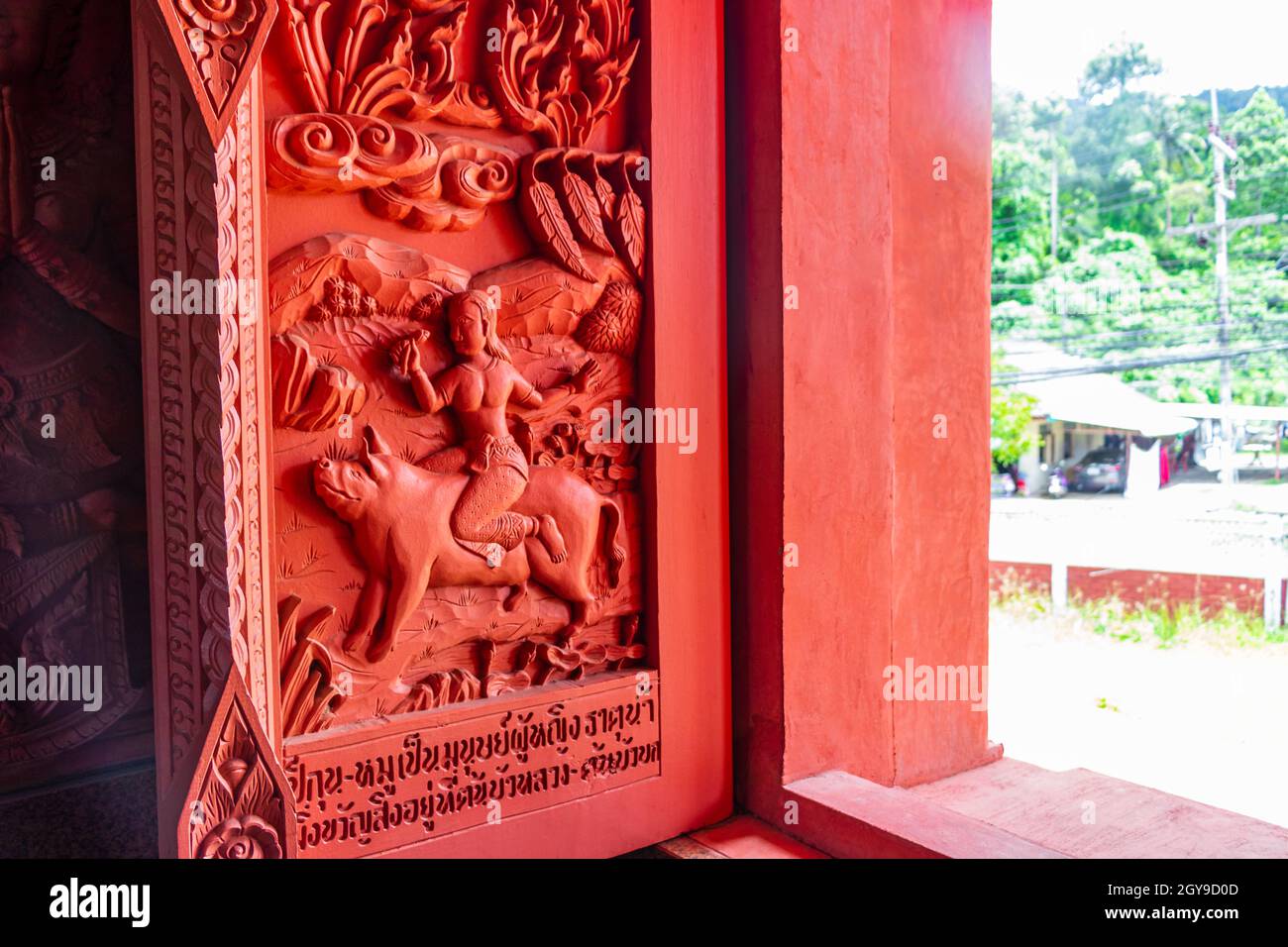 Statue murali che cavalcano l'animale Wat Sila Ngu con il tempio rosso Wat Ratchathammaram a Koh Samui in Thailandia. Foto Stock