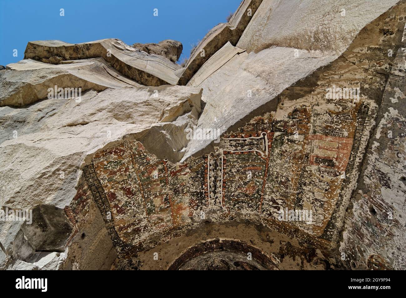 Storica chiesa di roccia bizantina in Turchia dipinta all'ingresso di una grotta parzialmente crollata nella valle di Peristrema o Ihlara (le facce del Foto Stock