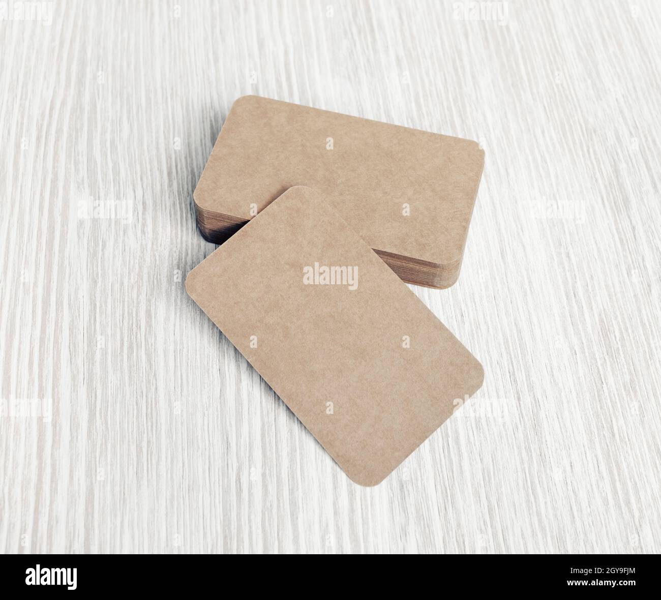 Foto di biglietti da visita vintage bianchi su sfondo di legno chiaro. Modello per ID. Foto Stock