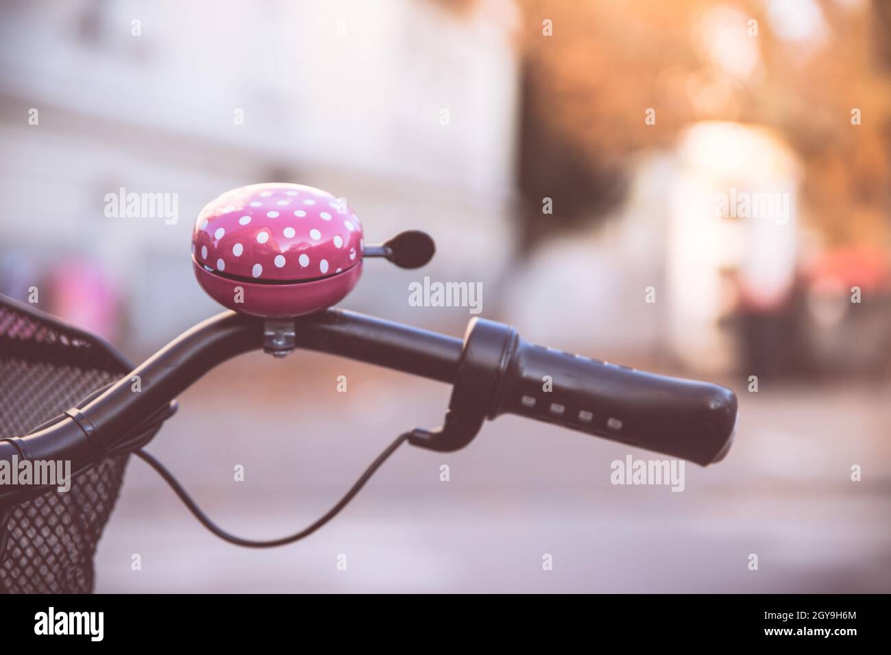 Campanello colorato, vita urbana Foto Stock