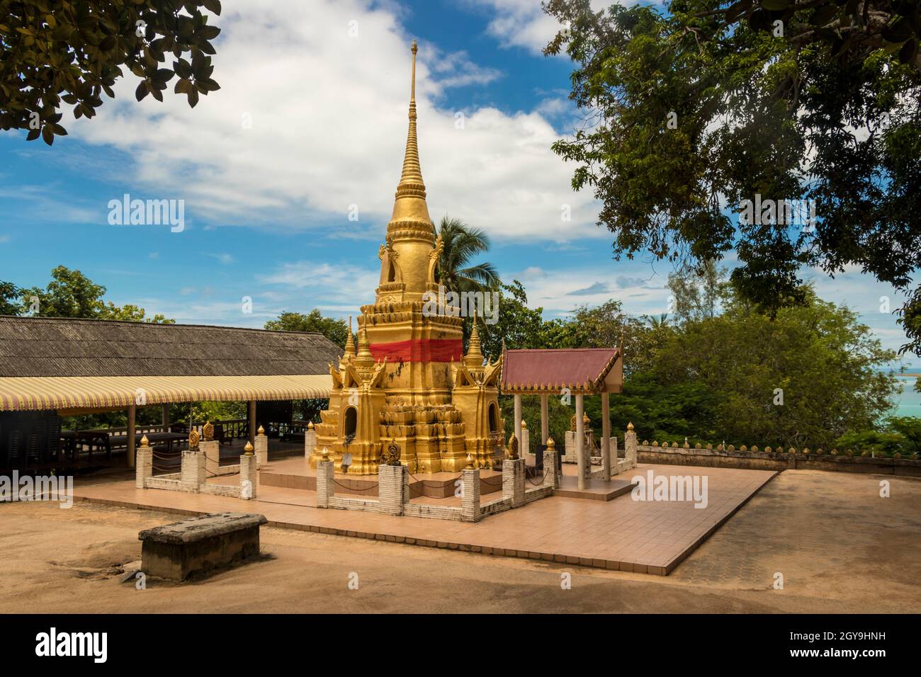 Stupa dorato nel tempio Wat Sila Ngu, Jaidee (Chedi Sila Ngu) su Koh Samui, Surat Thani, Thailandia. Foto Stock