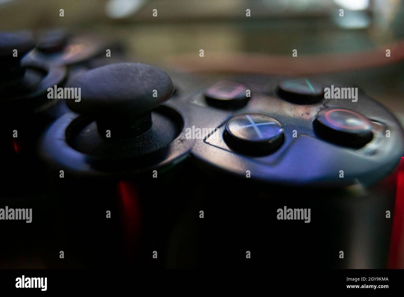 Dettagli Joypad di gioco in una scena scura con messa a fuoco selettiva Foto Stock