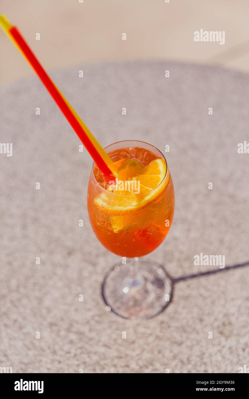 Bicchiere freddo di Rum swizzle stand sul tavolo. Vista dall'alto Foto Stock