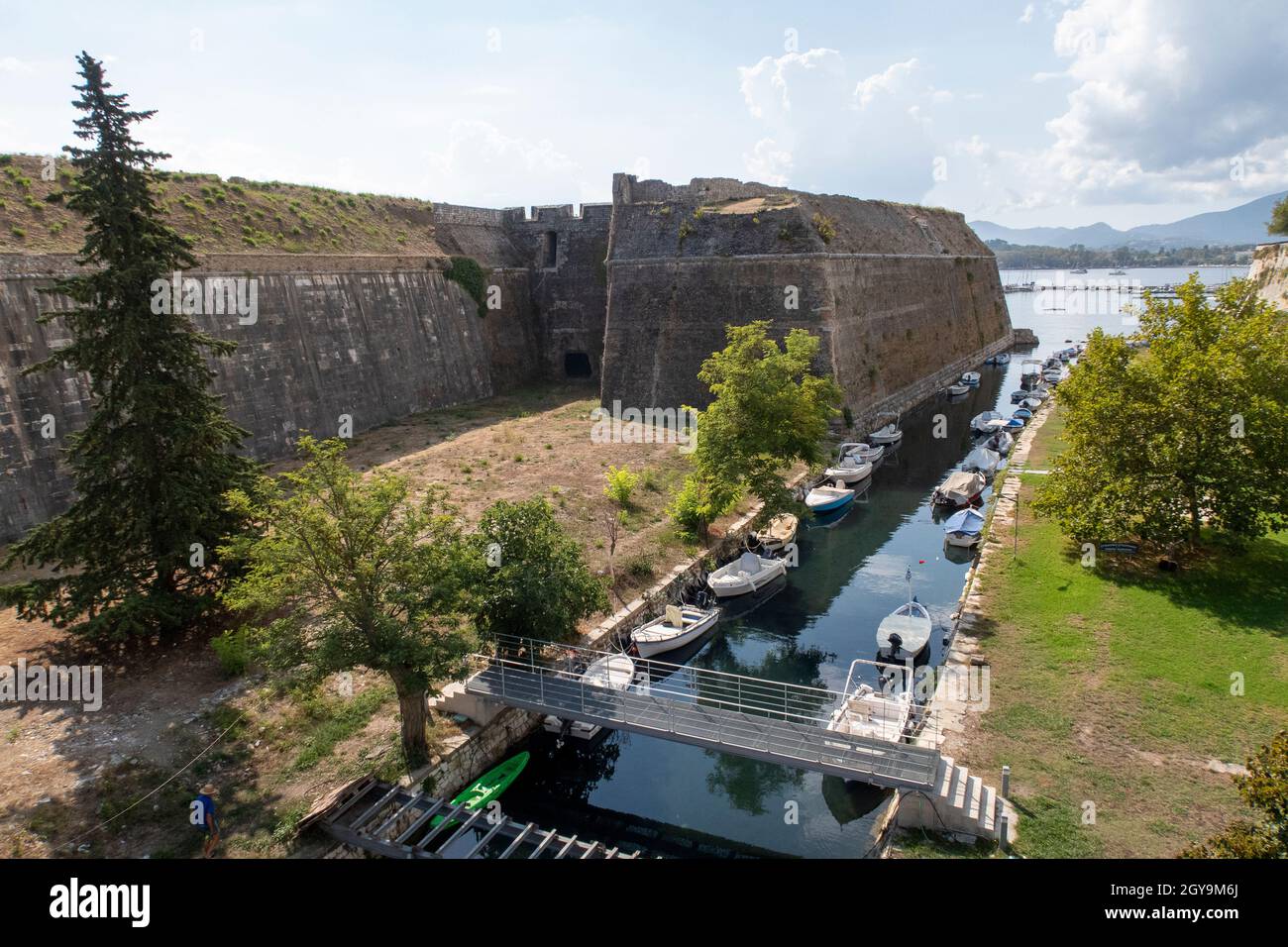 Il canale chiamato 'Contrafossa' che separa il Forte Vecchio dalla Città Vecchia di Corfù Grecia Foto Stock