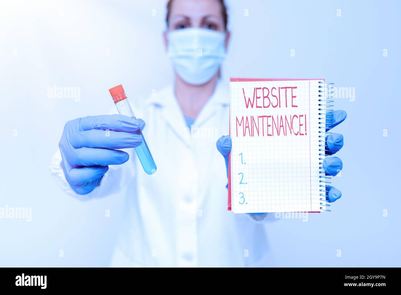 Didascalia di testo che presenta la manutenzione di Web site, l'atto di concetto di affari di controllare regolarmente il vostro Web site per i problemi che studiano il farmaco scoperto di recente A. Foto Stock