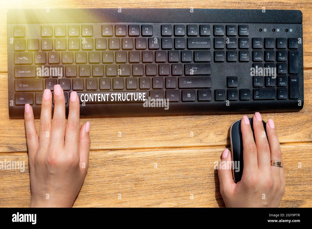 Scrittura manuale struttura del contenuto, concetto che significa informazioni organizzate in modo prevedibile le mani puntano premendo tasti tastiera del computer Foto Stock