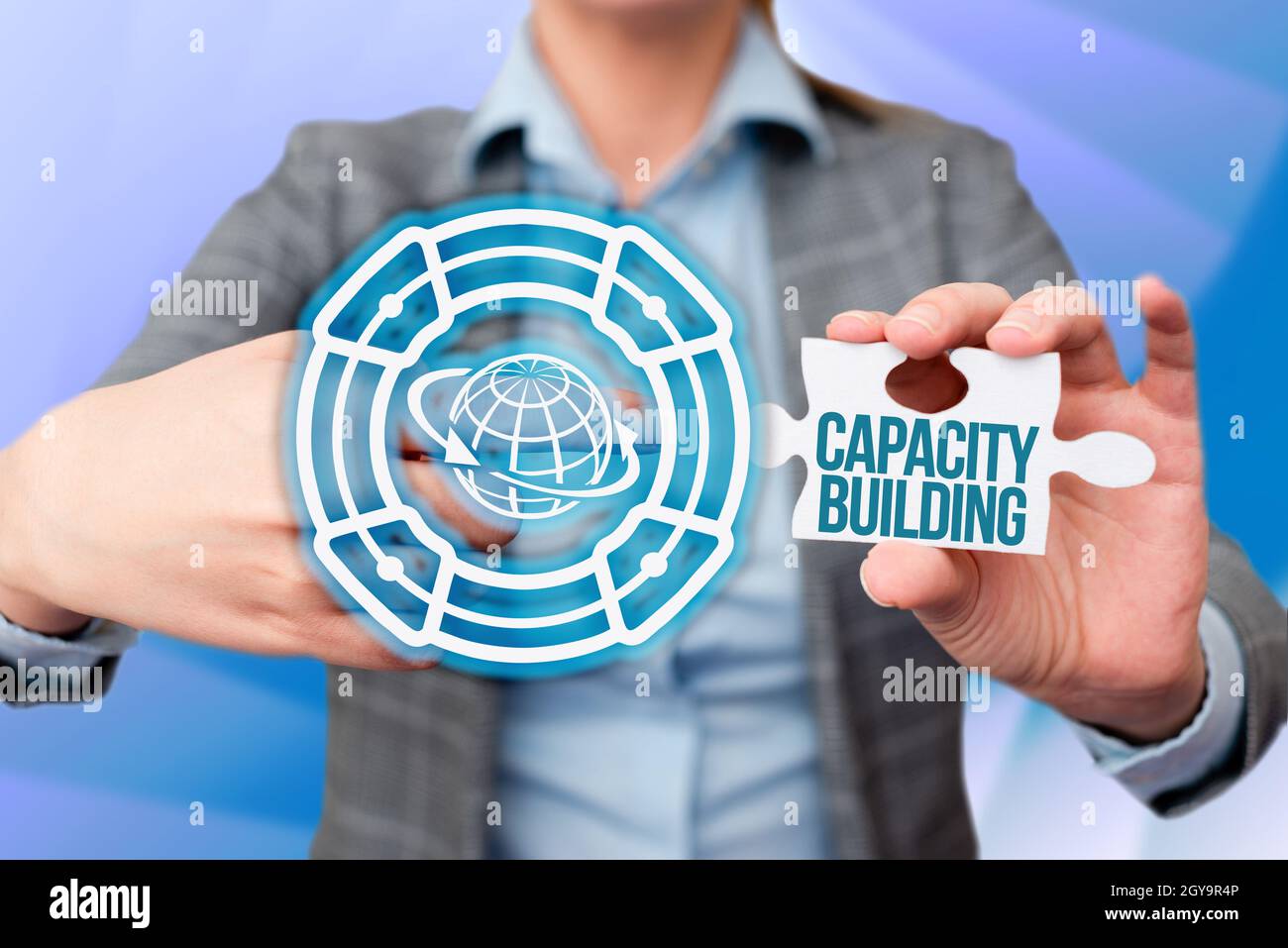 Ispirazione mostrando segno Capacity Building, concetto che significa rafforzare le capacità degli individui Workforce planning Business Woman puntando Jigsaw Foto Stock