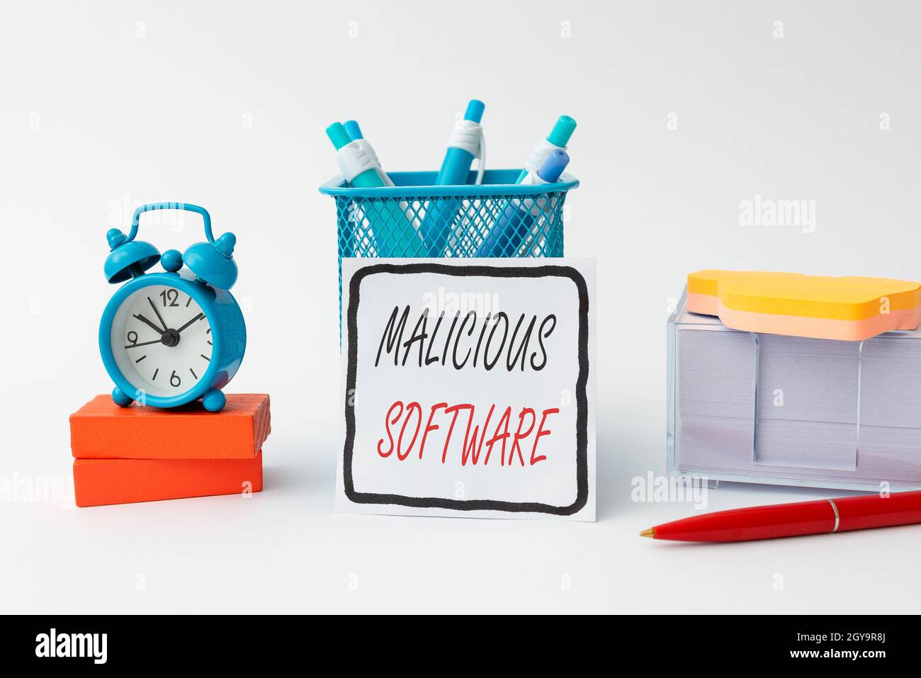 Firma di scrittura a mano malware Software, Business presentare il software che porta danni a un sistema informatico Tidy Workspace Setup Writing Desk Tools e. Foto Stock