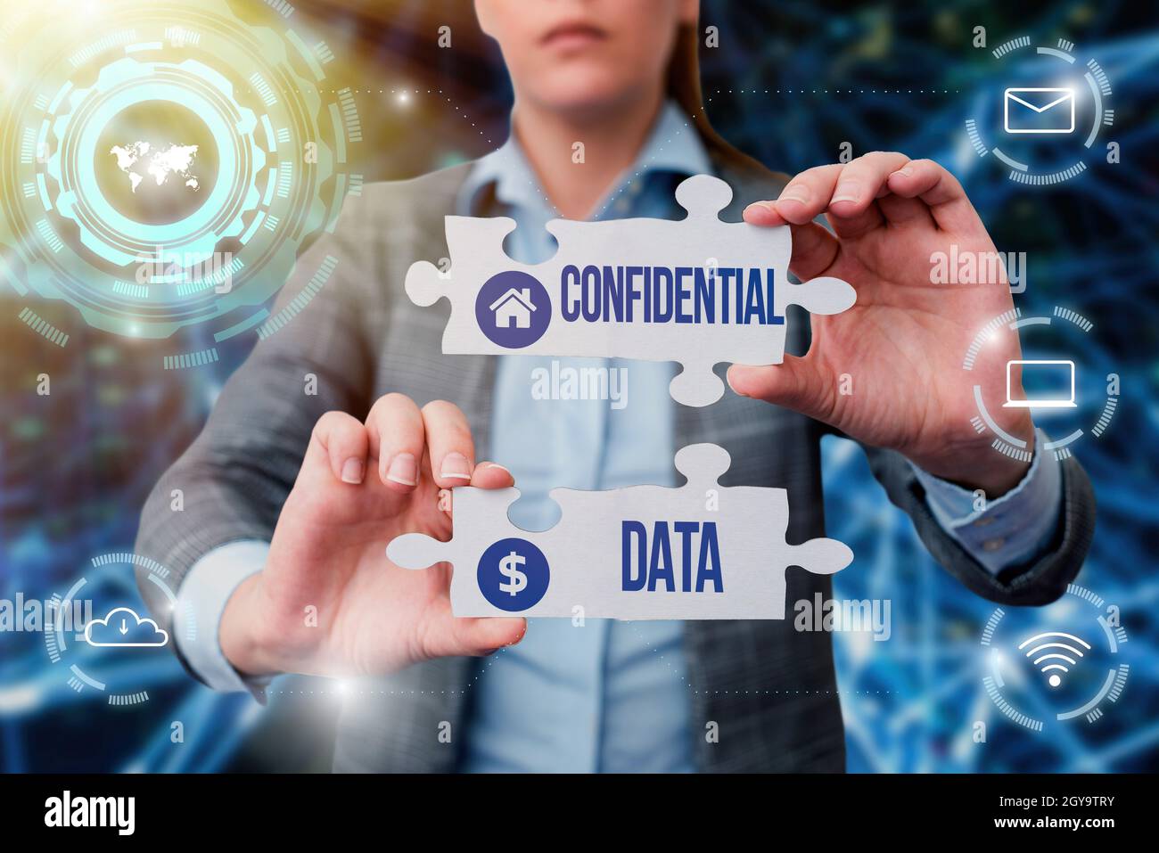 Visualizzazione concettuale dati riservati, concetto che significa informazioni che non è disponibile per il pubblico generale Woman Business Holding Jigsaw Puzzle Pie Foto Stock