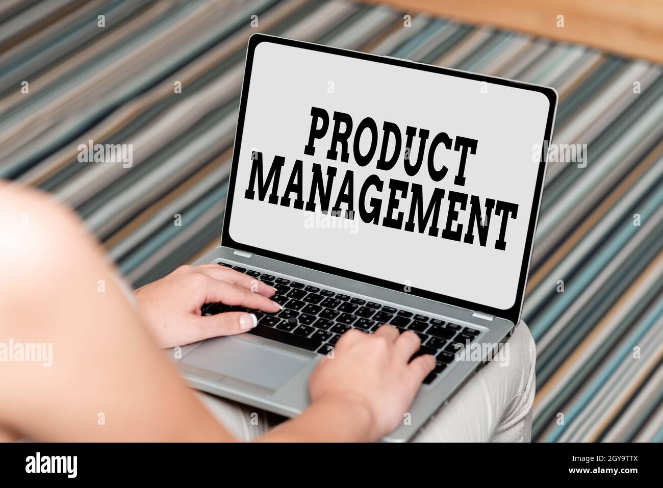 Scrittura visualizzazione di testo Gestione dei prodotti, concetto che significa funzione del ciclo di vita organizzativo all'interno di un'azienda capacità di chiamata vocale e video Co Foto Stock