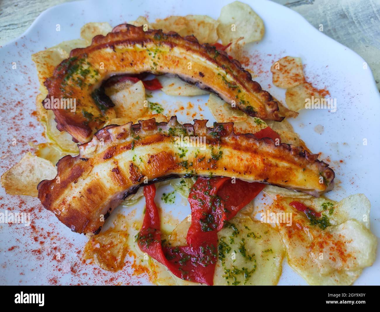 Delizioso polpo alla griglia. Vista dall'alto, frutti di mare sani Foto Stock