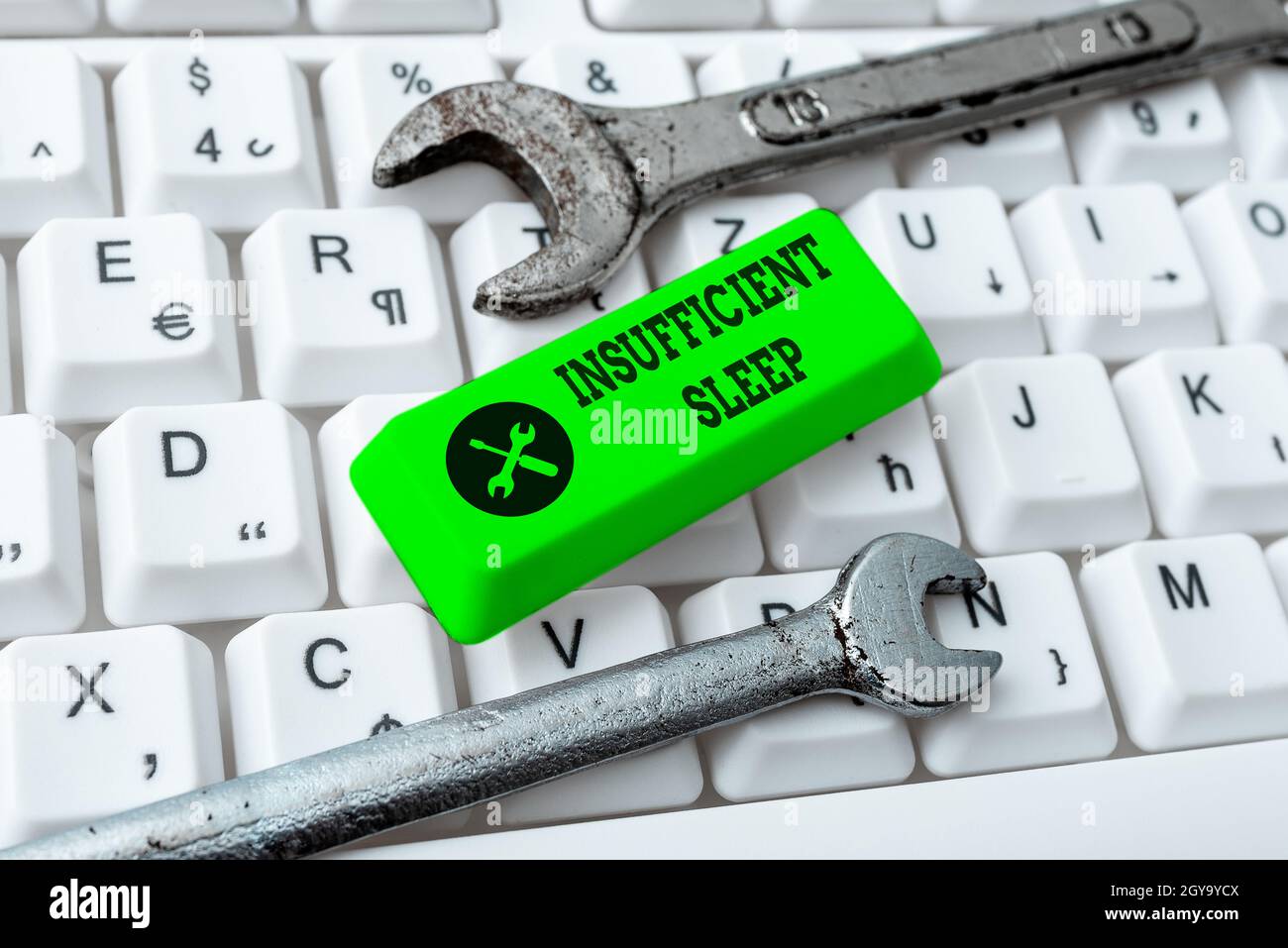 Visualizzazione concettuale sospensione insufficiente, approccio aziendale condizione di sospensione insufficiente o di privazione degli spazi di lavoro astratto lavori di tipizzazione di Office, Typewrit Foto Stock