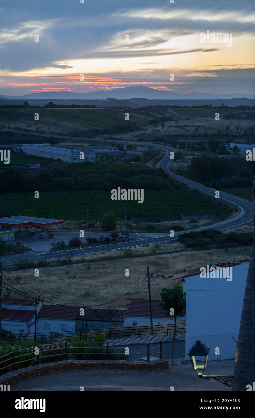 Galisteo, bellissima città murata dalla valle dell'Alagon. Panoramica dalla parete ovest. Extremadura, Spagna Foto Stock