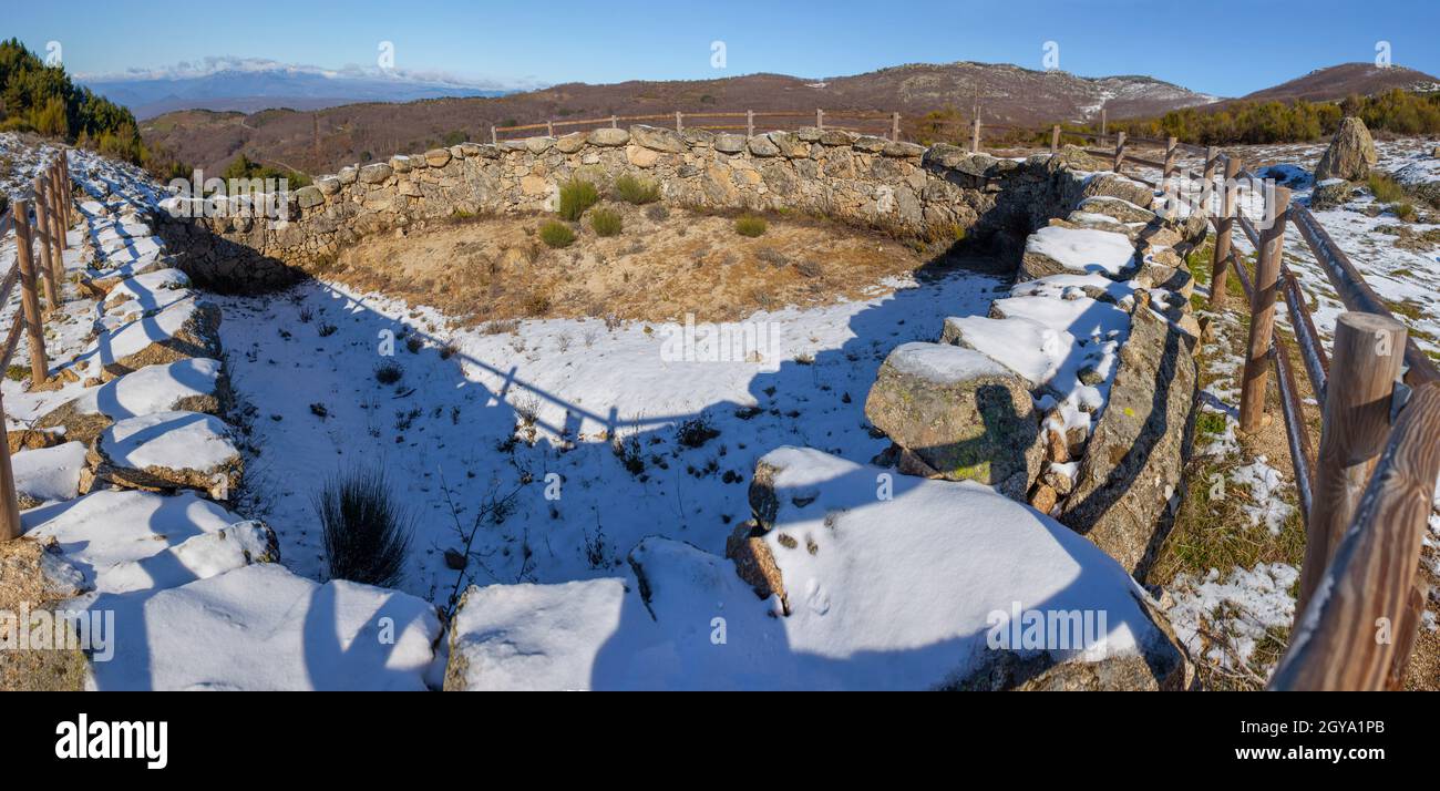 Corral de Lobos o lupi trappola. Alta parete profonda buca dove lupi è stato spinto per essere sterminato. La Garganta, Extremadura, Spagna Foto Stock