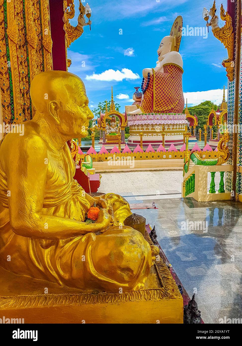 Colorato enorme grasso ridere Buddha e statue dorate nel tempio Wat Plai Laem sull'isola di Koh Samui Surat Thani Thailandia Foto Stock