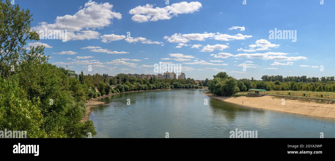 Tiraspol, Moldavia 06.09.2021. Vista panoramica sul fiume Dniester a Tiraspol, Transnistria o Moldavia, in una giornata estiva soleggiata Foto Stock