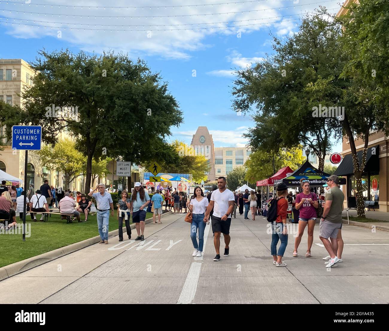 Frisco, TX USA - 2 ottobre 2021: Vista su strada della varietà persone hanno partecipato Frisco Oktoberfest in Frisco Square Foto Stock