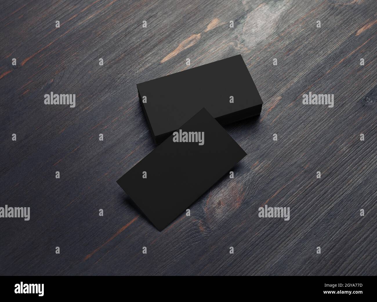 Foto di biglietti da visita neri bianchi su sfondo di legno. Modello per ID. Foto Stock