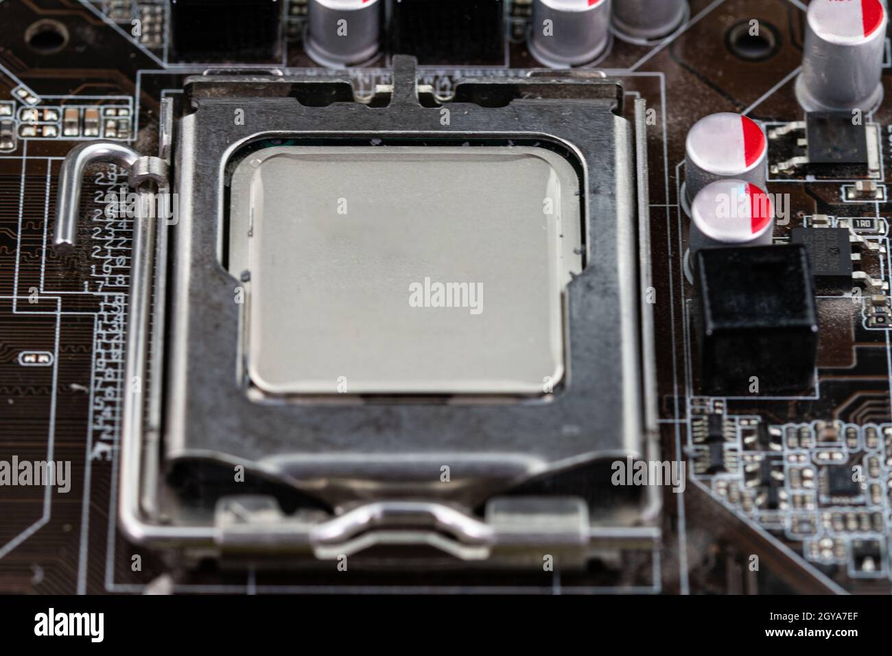 processore del computer su una scheda madre ancora montata Foto Stock