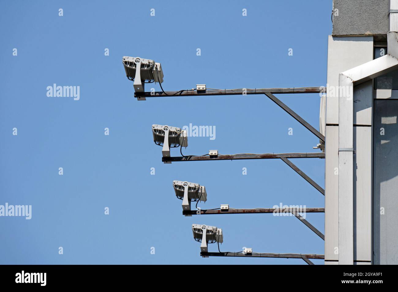 Luci a LED riflettori faretti attaccati alla facciata dell'edificio Foto Stock