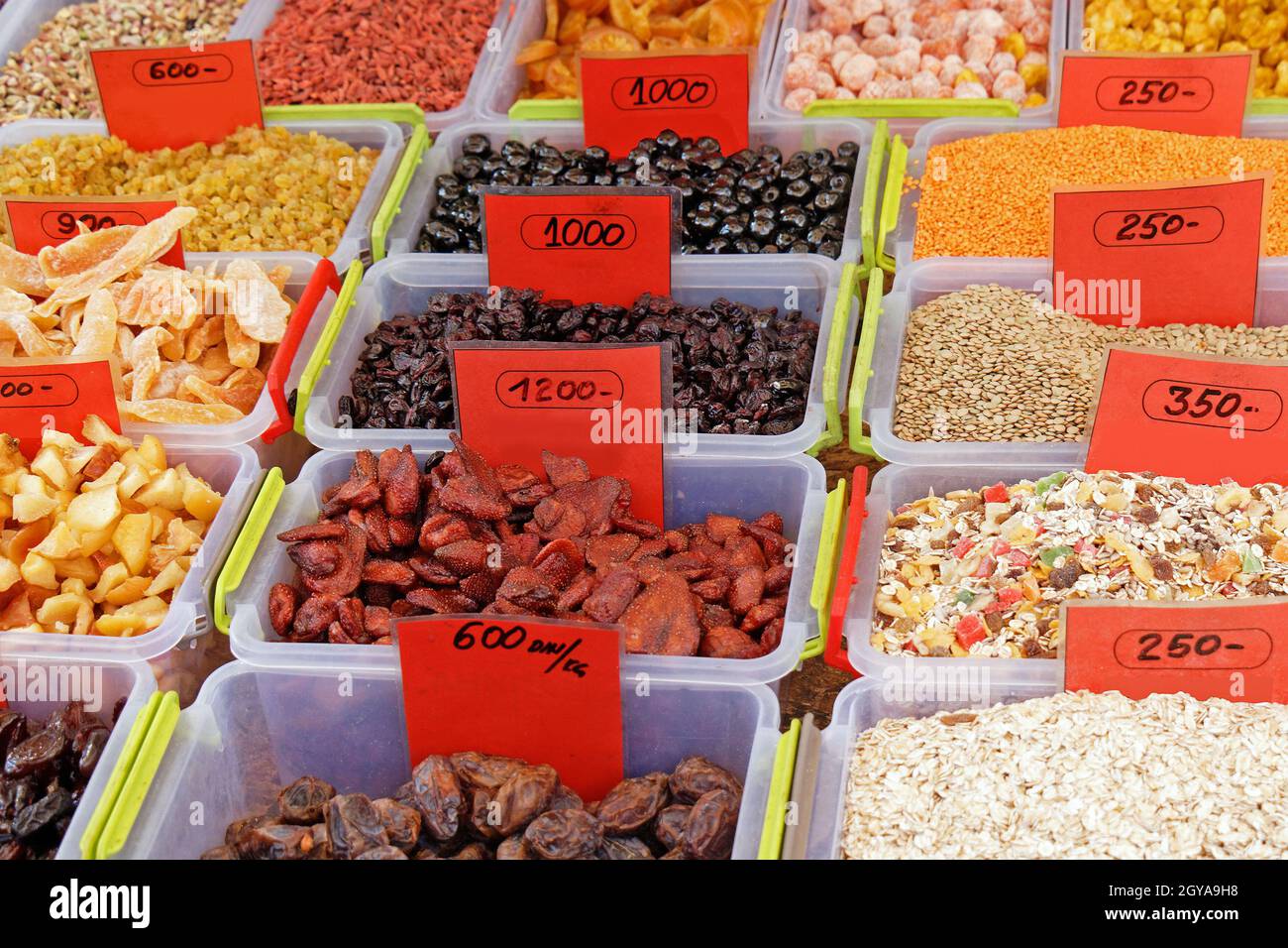 Frutta secca noci e legumi venduti sul mercato stallo Foto Stock