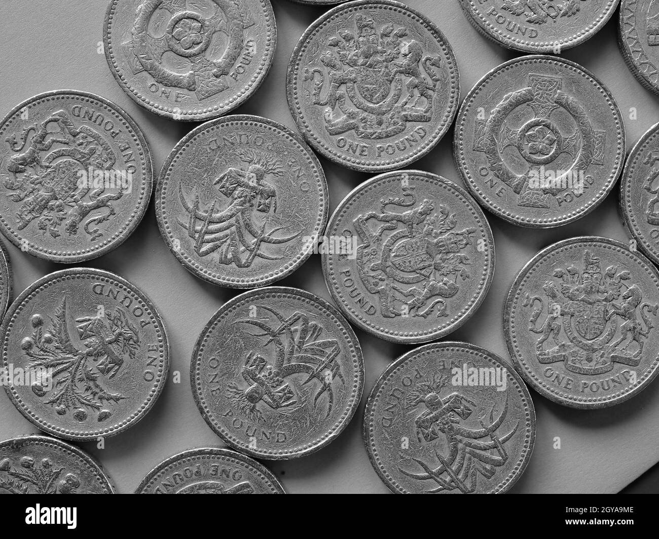 Monete in sterline (GBP), valuta del Regno Unito - una moneta in sterline in bianco e nero Foto Stock