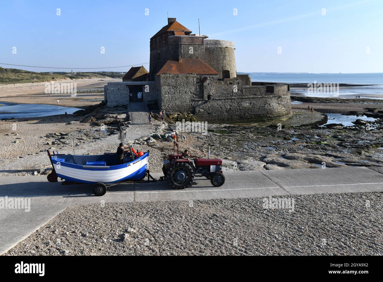 Ambleteuse, Francia settentrionale. Trattore traino barca da pesca Fort d' Ambleteuse chiamato anche Vauban Fort o Fort Mahon situato sulla costa nel Pas-de-C. Foto Stock