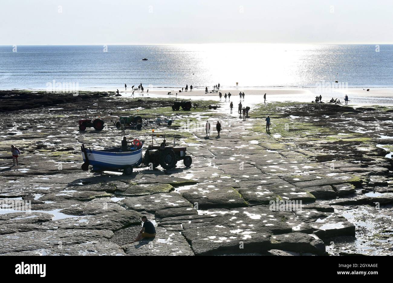 Ambleteuse spiaggia Cote d'Opale Francia settentrionale con pescatore traino barche a trattore Foto Stock