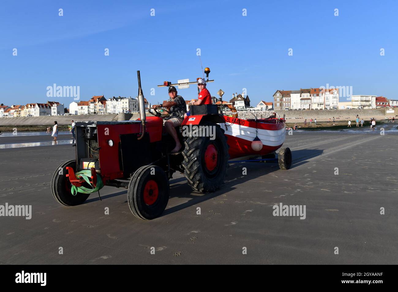 Ambleteuse spiaggia Cote d'Opale Francia settentrionale pescatore e ragazzo traino trattore al mare Foto Stock