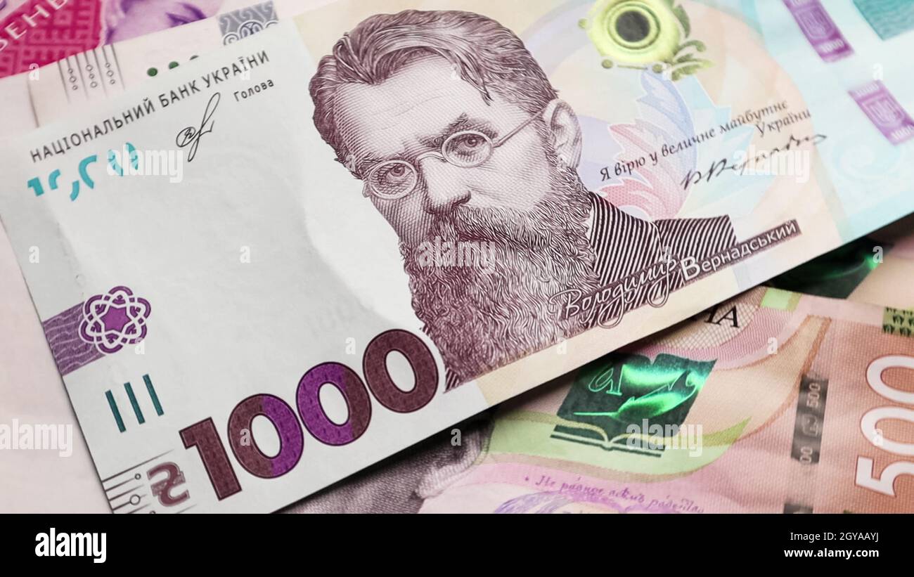 Una fattura cartacea di 1000 hryvnia. Ritratto di Vladimir Ivanovich Vernadsky sulla banconota Ucraina. Denaro ucraino. Soldi di fondo. Foto Stock