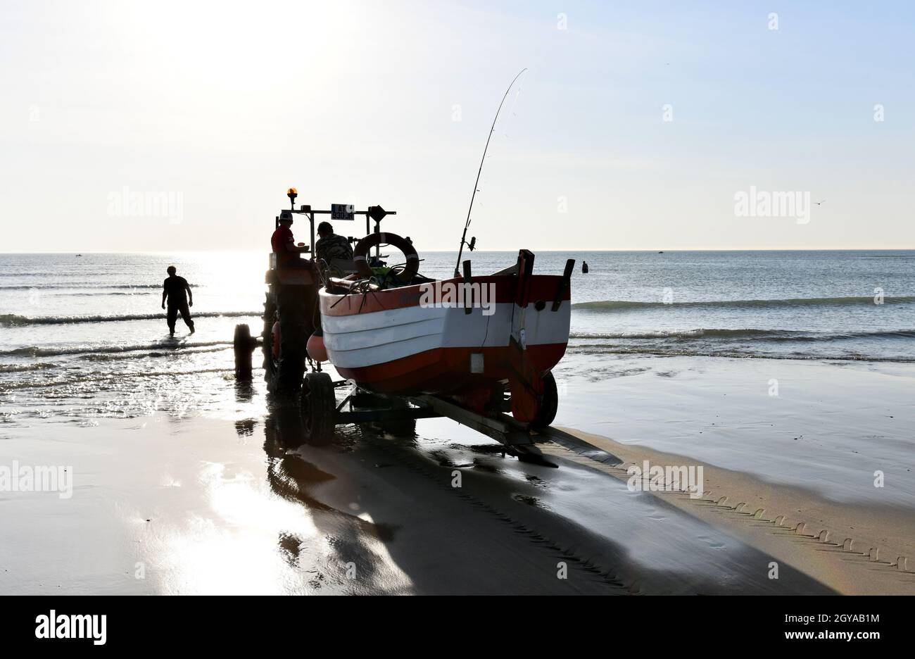 Ambleteuse spiaggia Cote d'Opale Francia settentrionale pescatore e ragazzo traino trattore al mare Foto Stock
