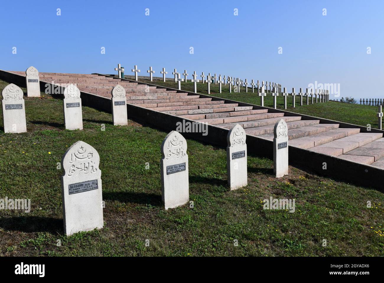 Tombe di soldati musulmani nordafricani al cimitero nazionale di guerra di Sigolsheim nella regione d'Alsazia della Francia. Contiene le tombe di 1.494 Fre Foto Stock