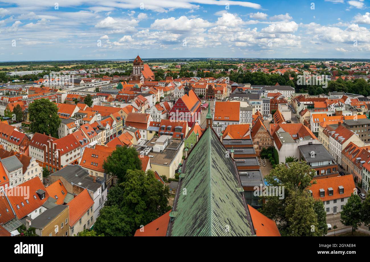 GREIFSWALD, GERMANIA - 31 LUGLIO 2021: Vista sulla città vecchia dalla mosca della cattedrale di San Nicola. Università e città anseatica di Greifswald è una città in t Foto Stock