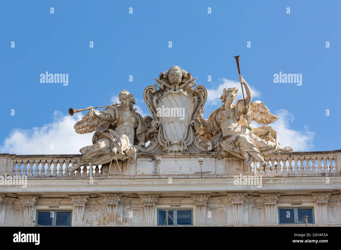 Roma, Italia - 10 ottobre 2020: Una scultura in cima all'edificio della Corte costituzionale d'Italia (Palazzo della consulta) Foto Stock