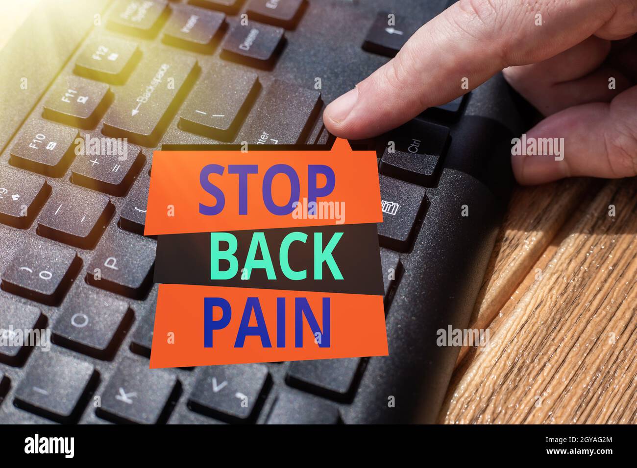 Visualizzazione concettuale Stop Back Pain, parola per mettere una fine al dolore sentito nelle mani basse o superiori della schiena puntando premere computer Keyboard Keys Typewr Foto Stock