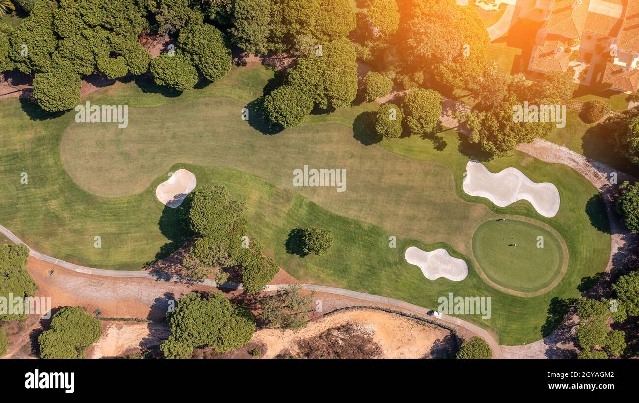 Campo da golf splendida vista aerea del paesaggio del campo da golf con vista dell'alba nella foto mattutina. Portogallo, Algarve Foto Stock