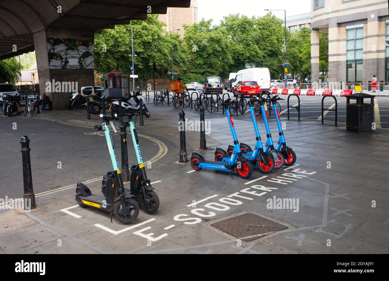 Dott e Tier scooter elettrici noleggio sotto il flyover a Hammersmith Foto Stock