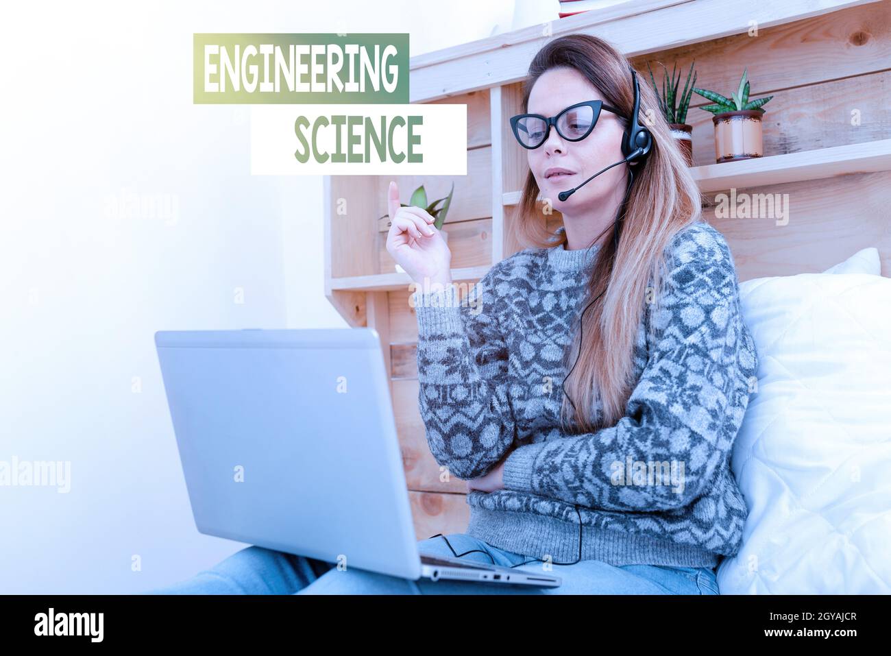 Firma di scrittura a mano Engineering Science, panoramica aziendale trattare con le basi fisiche e matematiche di ingegneria apprendimento degli studenti nuove cose online, Foto Stock